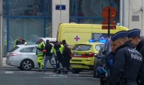 Personel paramedis sibuk di sekitar lokasi ledakan di Stasiun Metro, Brussels, Belgia, Selasa (22/3). 