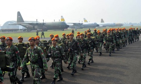    Personel Paskhas TNI AU bersiap memasuki pesawat Hercules yang akan diberangkatkan untuk membatu pemadaman kebakaran hutan Riau di Taxi Way Halim Perdana Kusuma Jakarta, Sabtu (15/3). (Antara/Wahyu Putro)