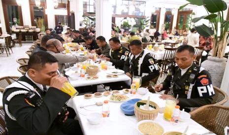 Personel pengamanan Presiden dan Ibu Negara, termasuk para pengawal kendaraan roda dua untuk makan bersama-sama dengan Presiden Joko Widodo dan Iriana Jokowi. 