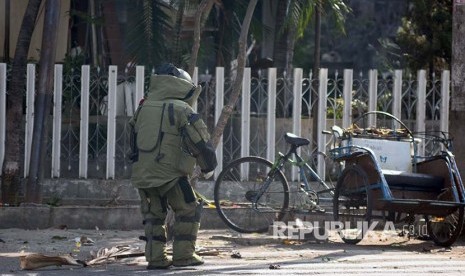 Personel penjikan bom (Jibom) bersiap melakukan identifikasi di lokasi ledakan Gereja Katolik Santa Maria Tak Bercela di Ngagel Madya, Surabaya, Jawa Timur, Minggu (13/5). 