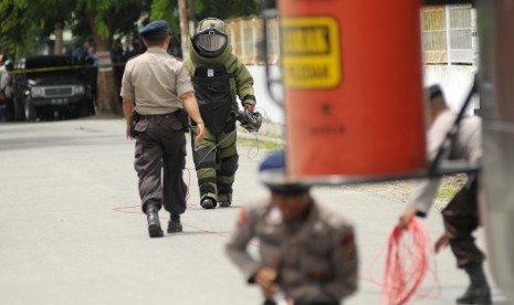 Personel Penjinak Bom (Jibom) memeriksa sebuah tas berwarna hitam diduga berisi bom yang tergeletak di jalan (ilustrasi)