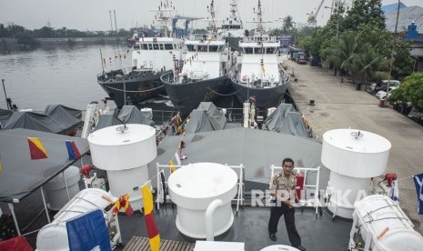 Personel Polairud beraktivitas di atas kapl KP Wibisana saat peresmian armada baru Polairud dalam peringatan HUT ke-68 Polairud di Makopolair Baharkam Mabes Polri, Tanjung Priok, Jakarta, Senin (3/12/2018).