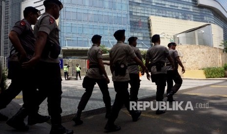 Personel polisi berjaga di depan pintu masuk Hotel Raffles, Jakarta, Rabu (1/3).