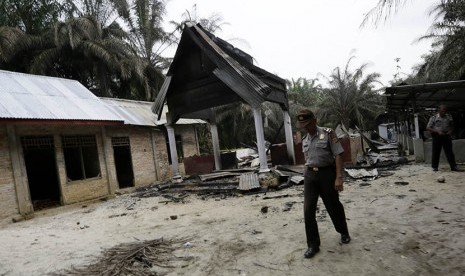  Personel polisi berjaga di lokasi gereja Singkil, Aceh, Rabu (14/10).