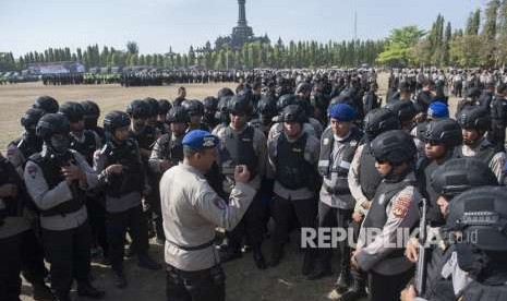 Personel polisi mendapat pengarahan tugas dalam Gelar Pasukan Operasi Puri Agung VI 2018 untuk pengamanan pertemuan IMF-Bank Dunia di Lapangan Niti Mandala Renon, Denpasar, Kamis (4/10). 