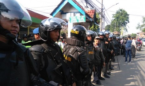 Personel polisi mengamankan blusukan pejawat Basuki Tjahaja Purnama (Ahok) di Kedoya, Jakarta Barat, Kamis (9/11).