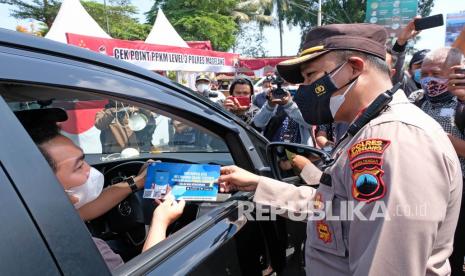 Personel polisi mensosialisasikan aplikasi Pedulilindungi kepada pengguna jalan raya di perbatasan provinsi Jawa Tengah - DIY, Salam, Magelang, Jawa Tengah, Jumat (10/9/2021). Kegiatan tersebut dilaksanakan oleh jajaran Polres Magelang bersamaan dengan operasi Pembatasan Pemberlakuan Kegiatan Masyarakat (PPKM) Level 3 dan vaksinasi COVID-19 keliling. 