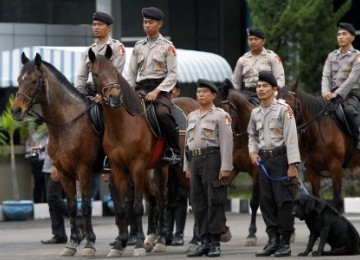 Personel Polisi satwa mengikuti apel gelar pasukan dalam rangka pengamanan SEA Games 2011. 