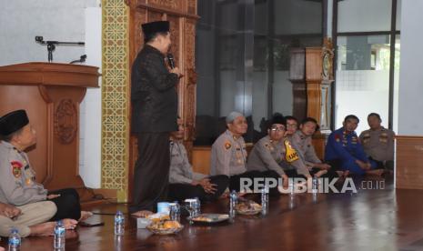 Personel Polres Indramayu mengikuti kegiatan pembinaan rohani dan mental (Binrohtal), di Masjid Baitul Hidayah Polres Indramayu, Kamis (13/2/2025). 