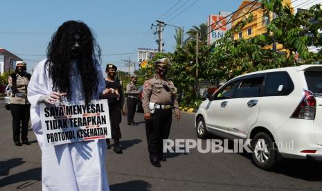 Personel Polres Madiun Kota menggelar sosialisasi imbauan penerapan protokol kesehatan (prokes) COVID-19 di Kota Madiun, Jawa Timur, Sabtu (22/5/2021). Kegiatan tersebut untuk mengimbau masyarakat tetap menerapkan protokol kesehatan guna pencegahan penularan COVID-19.