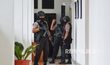 Personel Polres Tasikmalaya Kota berjaga saat petugas Komisi Pemberantas Korupsi (KPK) melakukan penggeledahan ruang kerja Walikota Tasikmalaya Budi Budiman di Bale Kota Tasikmalaya, Jawa Barat, Rabu (24/4/2019).