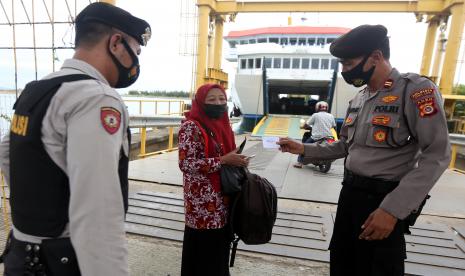 Personel Polresta Banda Aceh bersama petugas Perhubungan Pelabuhan Ulee Lheu memeriksa sertifikat vaksin COVID-19 penumpang tujuan pulau Weh, Sabang di Banda Aceh, Aceh, Kamis (12/8/2021). Pada pekan kedua Agustus 2021 Kota Banda Aceh kembali menjadi daerah berstatus zona merah bersama Kota Sabang hingga memperketat Pemberlakuan Pengetatan Kegiatan Masyarakat (PPKM) level 4 sebagai upaya pencegahan penularan COVID-19. 