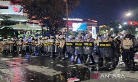 Personel Polrestabes Semarang berjaga di Jalan Pemuda, Kota Semarang, Senin (26/8/2024) malam WIB.