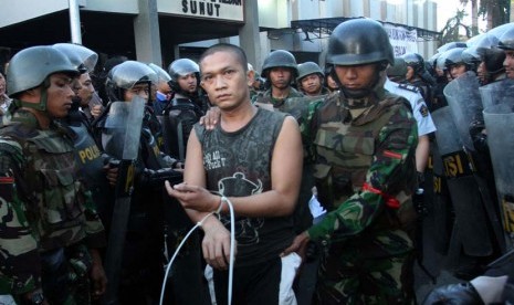 Personel Polri dan TNI membawa seorang napi ketika proses pemindahan para narapidana di Lapas Klas I Tanjung Gusta, Medan, Sumut, Rabu (31/7).     (Antara/Irsan Mulyadi)