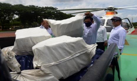 Personel Polri memindahkan karung berisi barang bukti tindak kejahatan peredaran narkotika jenis sabu dari helikopter setibanya di Polda Aceh, Banda Aceh, Senin (10/10/2022). Polda Aceh bekerjasama dengan Bareskrim Polri, Direktorat Interdiksi Narkotika Bea dan Cukai, Bea Cukai Kepulauan Riau menggagalkan peredaran narkotika jenis sabu sebanyak 179 kilogram yang diselundupkan dari Malaysia melalui perairan Kabupaten Aceh Timur dan mengamankan seorang kurir, sedangkan pemilik dan jaringannya masih buronan.