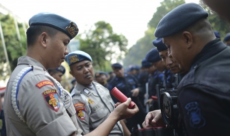 Personel Propam Polda Metro Jaya memeriksa peluru gas air mata milik salah satu personel Brimob sebelum melakukan pengamanan di sekitar Gedung Mahkamah Konstitusi (MK), Jakarta, Rabu (26/6/2019).