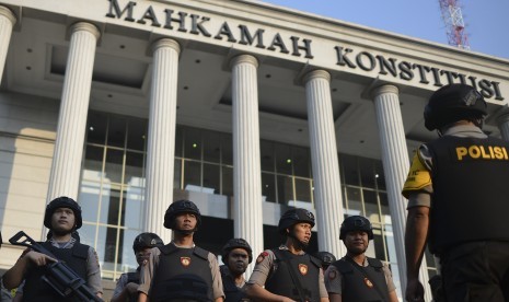 Personel Samapta Polri bersiap melakukan pengamanan di sekitar Gedung Mahkamah Konstitusi (MK), Jakarta, Rabu (26/6/2019). 