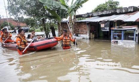 Personel SAR Palembang mengevakuasi warga yang menjadi korban banjir di Sekip Bendung, Palembang, Sumatera Selatan