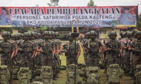 Personel Sat Brimob mengikuti apel pelepasan Sat Brimob ke BKO Papua di Polda Kalteng, Palangkaraya, Kalimantan Tengah, Jumat (20/3/2020).