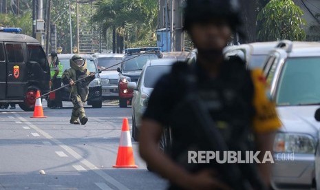 Personel Sat Brimob Polda Jatim melakukan penyisiran di areal lokasi ledakan Gereja Kristen Indonesia, Jalan Diponegoro, Surabaya, Jawa Timur, Ahad (13/5).