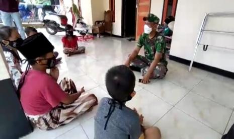 Personel Satgas di sela-sela istirahat setelah mengerjakan sasaran fisik, terus melakukan sosialisasi tentang nilai-nilai luhur Pancasila dan Undang Undang Dasar 1945 serta semangat cinta tanah air dan bangsa kepada anak-anak.