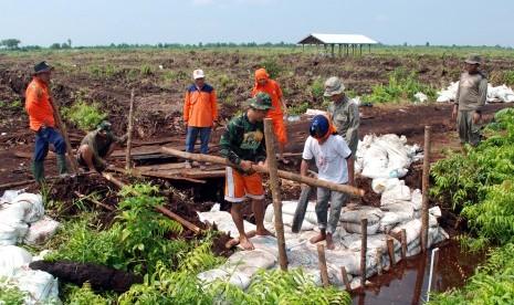 Personel Satgas Kebakaran Lahan dan Hutan (Karlahut) Propinsi Riau menyelesaikan pembuatan Kanal Blocking (Sekat Kanal) di Desa Rimbo Panjang, Kabupaten Kampar, Riau, Jumat (11/3). 