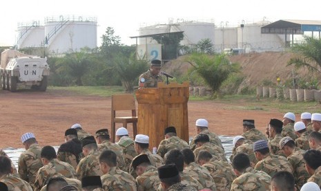 Personel Satgas Kizi TNI Kontingen Garuda (Konga) XXXVII menggelar shalat Ied.