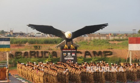 Personel Satgas Kizi TNI  menggelar Sholat Idul Fitri 1438 H berjamaah di Lapangan Garuda, UN Super Camp, Mpoko, Bangui, Afrika Tengah.