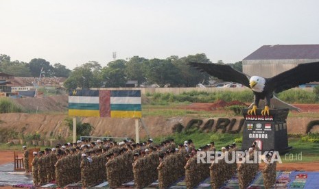 Personel Satgas Kizi TNI  menggelar Sholat Idul Fitri 1438 H berjamaah di Lapangan Garuda, UN Super Camp, Mpoko, Bangui, Afrika Tengah.