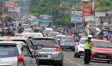 Personel Satlantas Polres Bogor mengatur arus lalu lintas di jalan raya Puncak, Kabupaten Bogor, Jawa Barat (foto dok 29 Agustus 2021). Satuan Lalu Lintas Polres Bogor menerapkan sistem satu arah atau one way arah atas, dari Jakarta menuju kawasan Puncak pada hari ini, Sabtu (26/2/2022)..