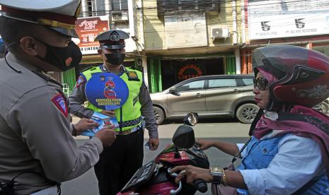  Tujuh Sasaran Operasi Patuh Singgalang. Foto:  Personel Satlantas Polres Serang memberi penjelasan tertib berkendara kepada pengemudi sepeda motor saat Sosialisasi Tertib Berlalu Lintas di Alun-alun Serang, Banten, Selasa (14/6/2022). Sosialisasi tersebut menandai pelaksanaan Operasi Patuh 2022 di wilayah setempat dengan tujuan untuk mengajak masyarakat tertib berlalu lintas, serta menurunkan tingkat pelanggaran dan angka kecelakaan lalu lintas.