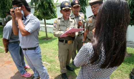 Personel Satpol PP melakukan pendataan kepada sejumlah pelajar bolos sekolah di halaman kantor Dinas Pendidikan, Kabupaten Kediri, Jawa Timur, Kamis (25/2). 