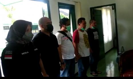 Personel Satuan Reserse Narkotika, Psikotropika, dan Obat Berbahaya (Satresnarkoba) Polresta Malang Kota yang menggerebek Kolonel Chb I Wayan Sudarsana di sebuah hotel di Jalan Jaksa Agung Soeprapto, Kota Malang, Jawa Timur, Kamis (25/3).