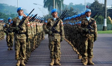  Personel satuan Tugas (Satgas) Garuda mengikuti upacara penerimaan kedatangan Kontingen Garuda di Mabes TNI Cilangkap, Jakarta Timur.   (Republika/Rakhmawaty La'lang)