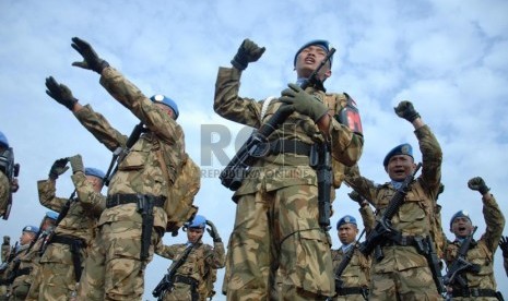  Personel satuan Tugas (Satgas) Garuda saat menyanyikan yel-yel usai mengikuti upacara penerimaan kedatangan Kontingen Garuda Lebanon di Mabes TNI Cilangkap, Jakarta Timur, Rabu (18/12).  ( Republika/Rakhmawaty La'lang)