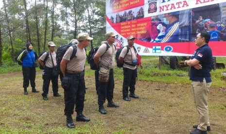 Personel Tagana berlatih kesiapsiagaan menghadapi bencana. 