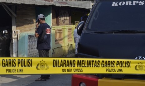 Personel Tim Densus 88 Polri berjaga saat penggeledahan rumah milik orang tua salah satu terduga teroris di Bandar Lampung, Lampung, Selasa (15/10/2019).