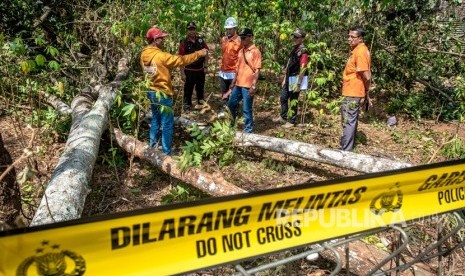 Personel Tim Labfor Mabes Polri Cabang Semarang melakukan olah tempat kejadian perkara (TKP) peristiwa ledakan yang diduga akibat loncatan arus jaringan transmisi Saluran Udara Tegangan Ekstra Tinggi (SUTET) 500 kV interkoneksi Jawa-Bali yang melintang di Gunungpati, Semarang, Jawa Tengah, Selasa (6/4/2019).