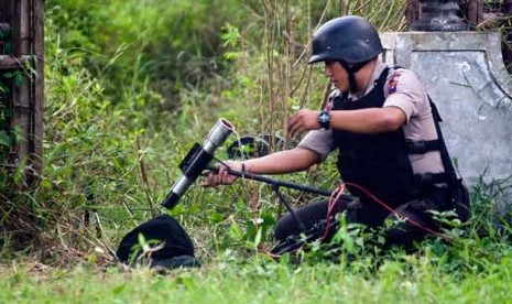  Personel Tim Penjinak Bom Brimob berupaya menghancurkan tas mencurigakan di Pabelan, Kartasura, Sukoharjo, Jateng, Selasa (26/3). 