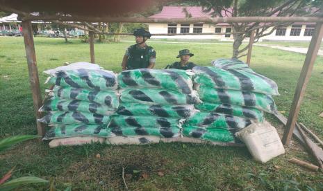 Personel TNI AD berjaga Pos Koramil (Posramil) Persiapan Mare di Kampung Suswa, Distrik Mare, Kabupaten Maybrat, Provinsi Papua Barat, Ahad (17/4/2022).