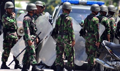 Personel TNI AD dari Batalyon 711 Raksatama bantu Polri atasi bentrokan warga di Palu, Sulawesi Tengah, Rabu (4/4).. (Foto : Zainuddin MN/ANTARA)