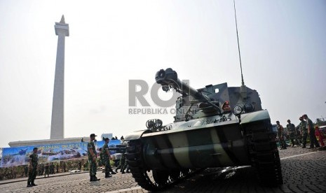  Personel TNI AD melakukan persiapan pameran Alat Utama Sistem Senjata (Alutsista) TNI Angkatan Darat di lapangan Monas, Jakarta, Kamis (4/10).(Edwin Dwi Putranto/Republika)