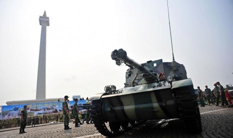  Personel TNI AD melakukan persiapan pameran Alutsista TNI Angkatan Darat di lapangan Monas, Jakarta, Kamis (4/10). (Edwin Dwi Putranto/Republika)