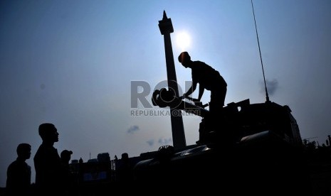  Personel TNI AD melakukan persiapan pameran Alutsista TNI Angkatan Darat di lapangan Monas, Jakarta, Kamis (4/10). (Edwin Dwi Putranto/Republika)