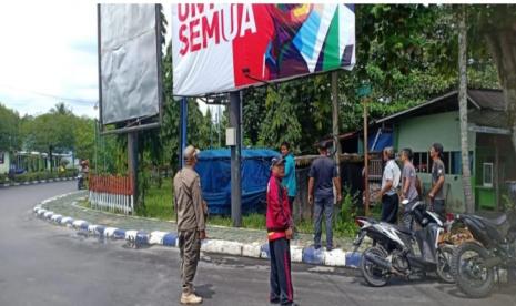 Personel TNI AD menurunkan banner bacapres Ganjar Pranowo. Pengamat menilai sikap Jokowi akan jadi penentu netralitas TNI-Polri di Pilpres 2024.