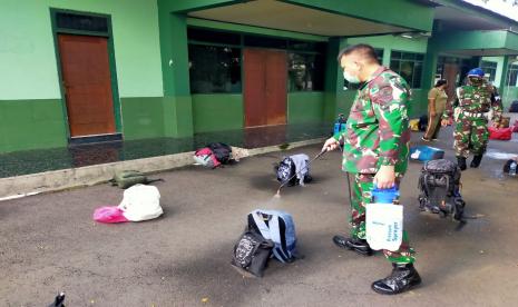 Personel TNI AD menyemprot tas mahasiswa Unas yang mengikuti pendidikan di Depo Pendidikan Bela Negara Rindam Jaya. 