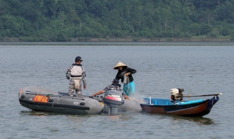 Personel TNI AL melakukan patroli di sekitar perairan Pulau Nusakambangan, Cilacap, Jateng, Kamis (28/7). 