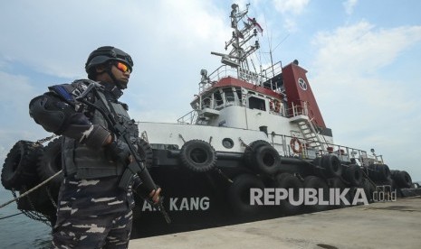 Personel TNI AL menjaga kapal MV An Kang berbendera Singapura di Dermaga Pangkalan AL (Lanal) Batam, Kepulauan Riau, Senin (26/11/2018). 