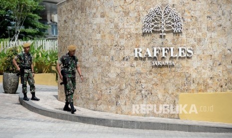 Personel TNI berjaga di depan pintu masuk Hotel Raffles, Jakarta, Rabu (1/3).