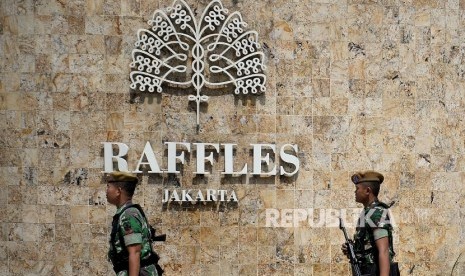 Personel TNI berjaga di depan pintu masuk Hotel Raffles, Jakarta, Rabu (1/3).